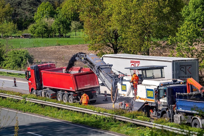 Motorway construction site on the A3 between Hünxe and Emmerich, in both directions, near Rees, milling off the old asphalt layer, the road surface will be completely renewed over 80 km, over a period from April to September 2024, is considered the largest construction project of its kind in Germany, North Rhine-Westphalia
