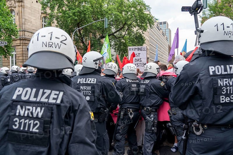 Police operation at a demonstration against the planned assembly law in North Rhine-Westphalia, in Düsseldorf, various left-wing groups and football fans, Ultras, from Fortuna Düsseldorf and 1.FC Köln, protest, North Rhine-Westphalia, Germany, Europe