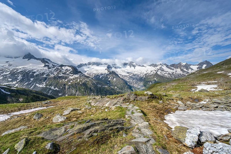 Hiking trail in a picturesque mountain landscape, mountain peaks with snow and glacier Schwarzensteinkees, Hornkees and Waxeggkees, Schwarzenstein summit, Hornspitzen and Großer Möseler, Berliner Höhenweg, Zillertal Alps, Tyrol, Austria, Europe