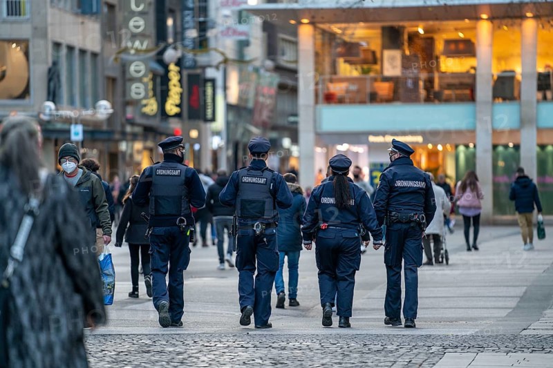 Patrol of the public order office, control of the mask obligation, shopping street Westenhellweg, shopping street, pedestrian zone, full, many people shopping, during the second lockdown in the Corona crisis, Dortmund, North Rhine-Westphalia, Germany, Europe