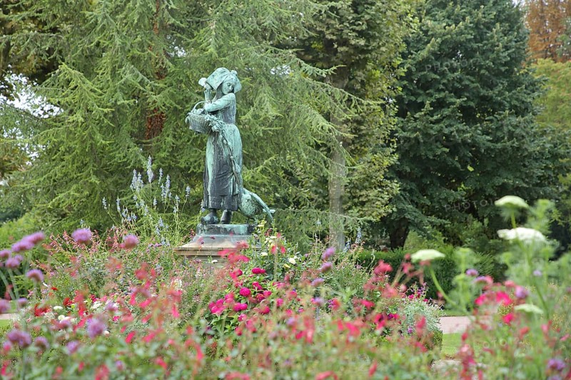 Sculpture Gänseliesel by Albert Schultz 1900, female figure with basket, goose figure and flower bed, eating, feeding, Parc de l'orangery, orangery Park, Strasbourg, Bas-Rhin, Alsace, France, Europe