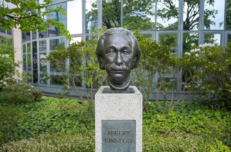 Bust of Albert Einstein, Street of Remembrance, Spreebogen, Moabit, Mitte, Berlin, Germany, Europe