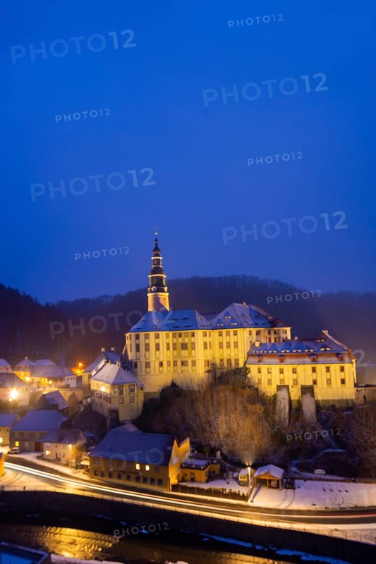Winter evening in the Müglitz valley, impressively illuminated Weesenstein Castle at the blue hour, Weesenstein, Saxony, Germany, Europe
