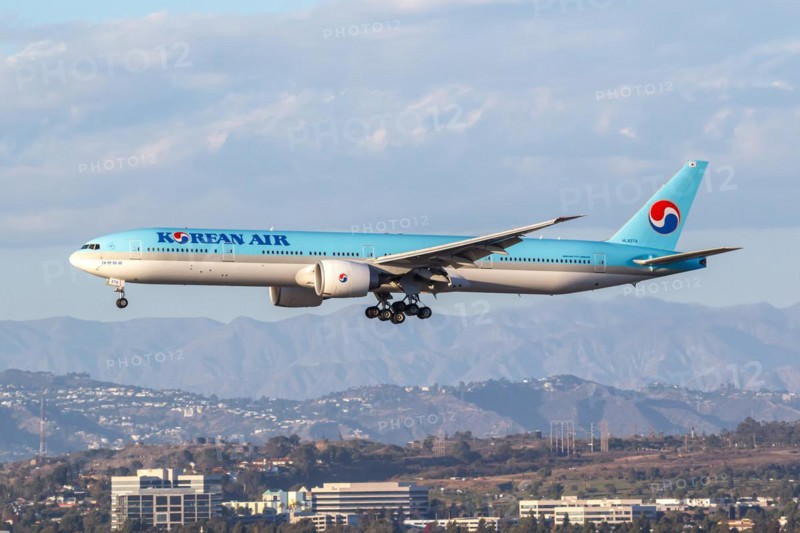 A Boeing 777-300 (ER) aircraft of Korean Air with the registration number HL8274 at Los Angeles Airport, USA, North America