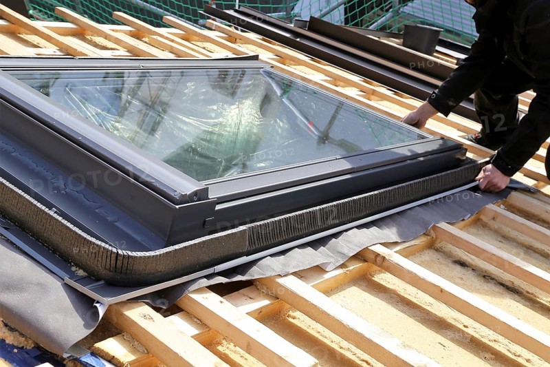 Installation and assembly of new roof windows as part of a roof covering
