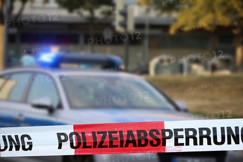 Symbolic image: Police cordon with police car in the background