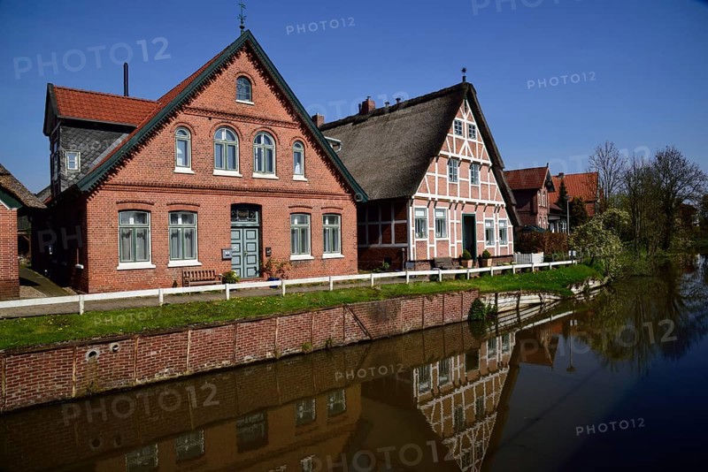Europe, Germany, Lower Saxony, Altes Land, Jork-Borstel, Kleine Seite, Fleet, half-timbered house, thatched roof, Hamburg, Hamburg, Federal Republic of Germany, Europe