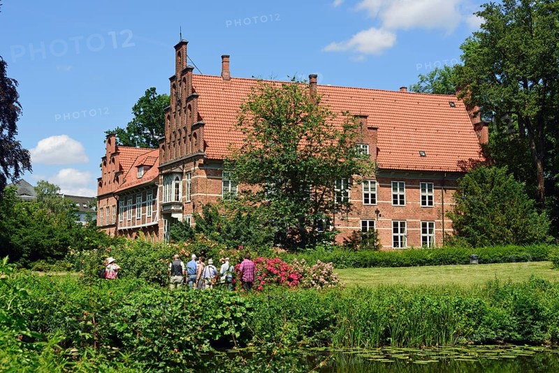 Europe, Germany, Hamburg, Bergedorf district, Bergedorf Castle from the 17th century, only castle in Hamburg, castle park, pond, group of visitors, Hamburg, Hamburg, Federal Republic of Germany, Europe