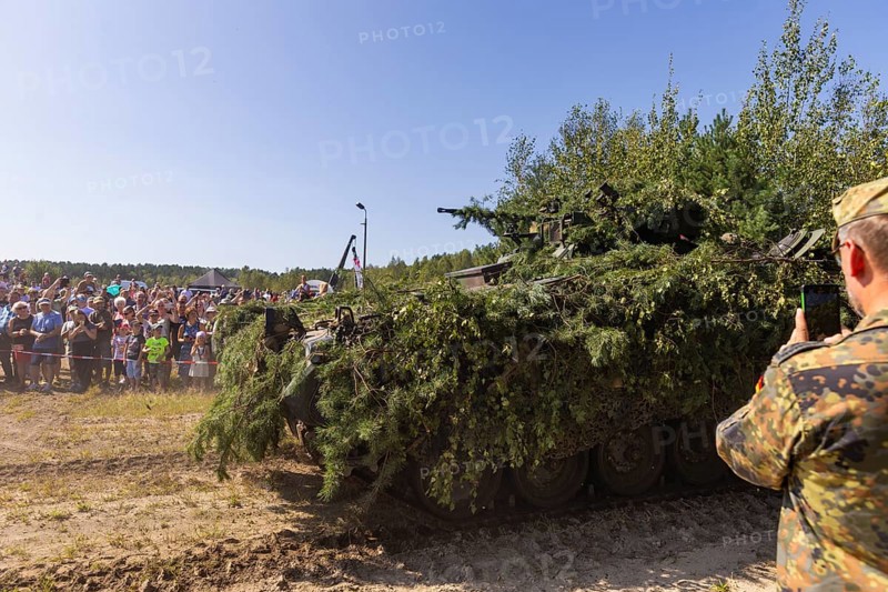 The Oberlausitz military training area opened its Tor tor to thousands of visitors for the Open Day at the Oberlausitz military training area to give them an insight behind the scenes of the Bundeswehr in Saxony. The soldiers presented a wide range of large and small equipment and gave an impressive demonstration of what they are capable of. Dynamic demonstration by the armoured infantry with the Marder infantry fighting vehicle, open day at the Oberlausitz military training area, Weißkeißel, Saxony, Germany, Europe