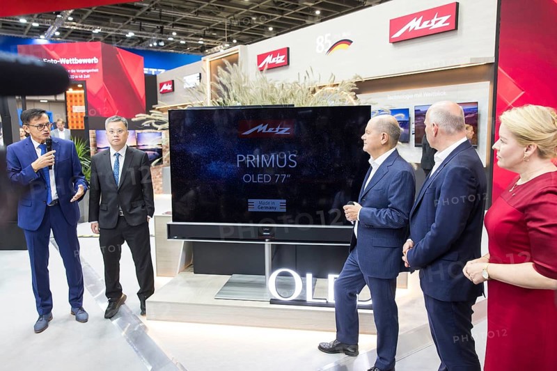 Olaf Scholz (Chancellor of the Federal Republic of Germany, SPD), Kai Wegner (Governing Mayor of Berlin, CDU) and Franziska Giffey (Senator for Economics, Energy and Public Enterprises and Mayor of Berlin, SPD) are shown a Primus OLED 77 television from Metz during a press tour of the IFA (Internationale Funkausstellung) exhibition at the exhibition grounds, Berlin, 06/09/2024