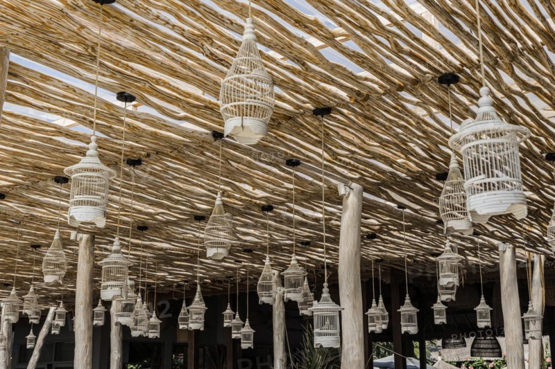 Beach restaurant with decoration, beach club, beach club, beach holiday, holiday, travel, decorated, interior, furnishing, raffia, Balinese, Asian, atmosphere, interior design, lamps, tone in tone, living style, furnishing style, bright, friendly, spatial effect, beach, long-distance travel, gastronomy, seating area, Bali, Indonesia, Asia