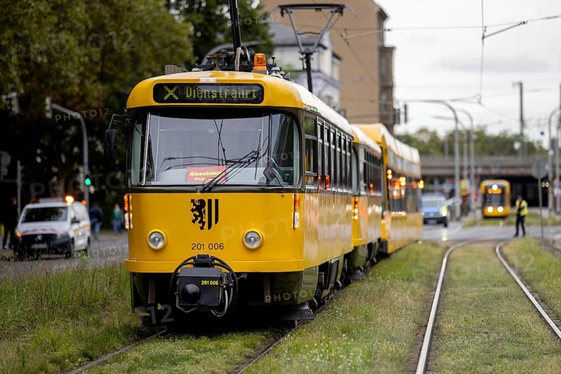 Following the collapse of parts of the Carola Bridge in Dresden, the tram lines 3 and 7 running over it are also restricted. Here, a tram is being towed away. 11.09.2024