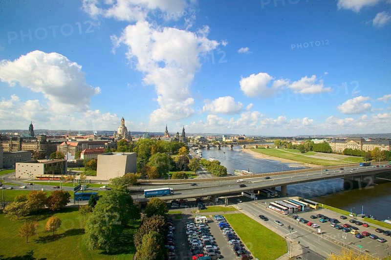 In the early hours of the morning, a section of the Carola Bridge collapsed for unknown reasons. Over a length of around 100 metres, the section on which the trams normally run collapsed into the Elbe. Photo of the intact bridge from 2004