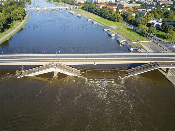 A section of the Carola Bridge has collapsed for unknown reasons. Over a length of around 100 metres, the section on which the trams normally run has collapsed into the Elbe. Part of the bridge has now been demolished and the Elbe is expected to flood, Partial collapse of the Carola Bridge in Dresden, other parts of the bridge are in acute danger of collapsing, Dresden, Saxony, Germany, Europe