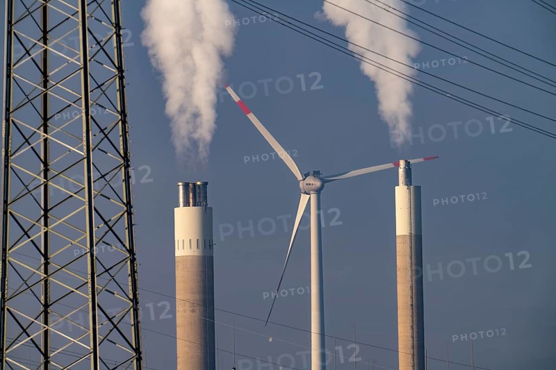 High-voltage power line, high-voltage pylon, chimney of the RZR Herten waste-to-energy plant, waste incineration, wind power plant on the Hoppenbruch slag heap, North Rhine-Westphalia, Germany, Europe