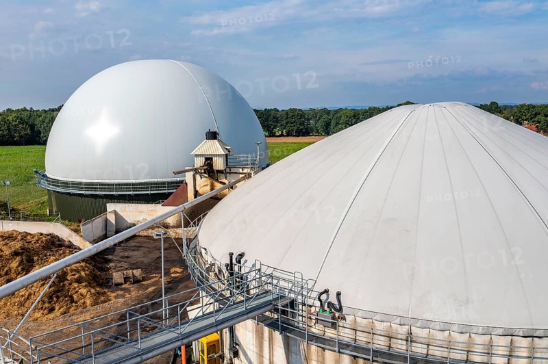 Biogas plant, gas storage, with dome, use of solid manure as energy source, on a farm near Lippling, close to Delbrück in East Westphalia, in the district of Paderborn, 1.5 megawatts of electrical power, production of district heating for homes in the region, North Rhine-Westphalia, Germany, Europe