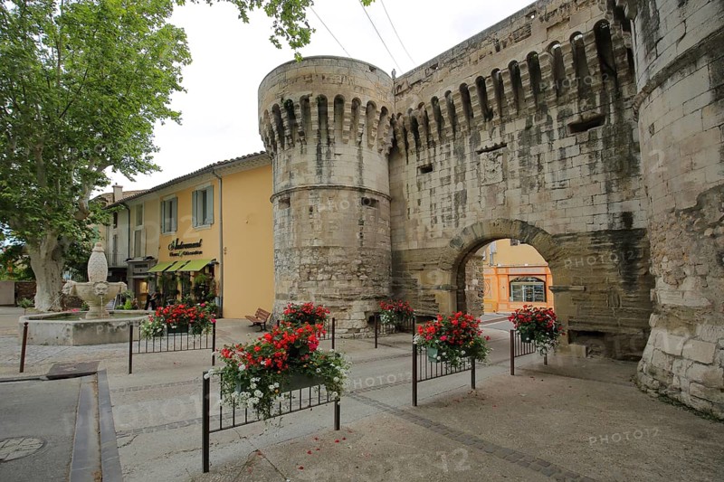 Porte de Villeneuve and fountain, historic town wall, twin towers, defence towers, town fortifications, Pernes-les-Fontaines, Vaucluse, Provence, France, Europe