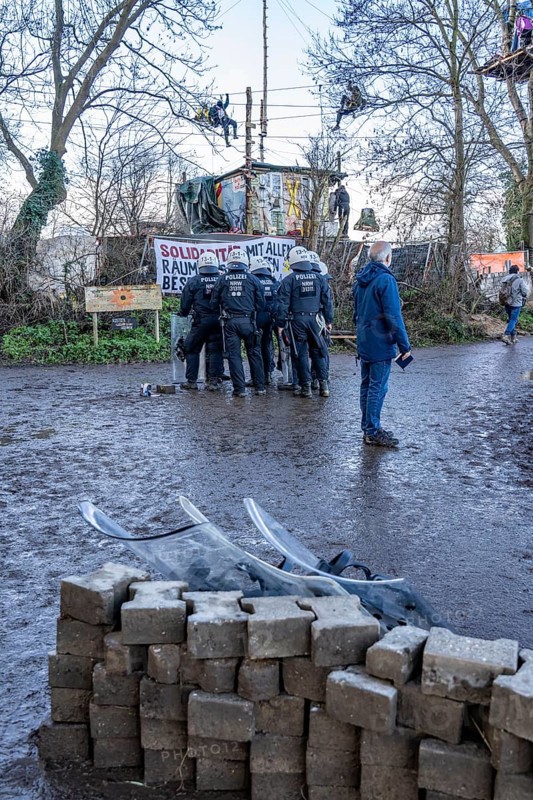 Beginning of the eviction of the Lützerath hamlet, camp of climate activists and squatters, at the Garzweiler 2 opencast lignite mine, by the police, Erkelenz, North Rhine-Westphalia, Germany, Europe