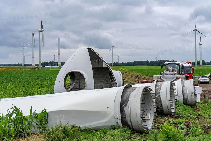 Repowering, dismantled Enercon E-58 wind turbine in a wind farm near Issum, 9 older wind turbines that have been in operation for over two decades are being replaced by a total of four Enercon E-160 turbines, under construction, with a total output of 22 megawatts, Lower Rhine, North Rhine-Westphalia, Germany, Europe
