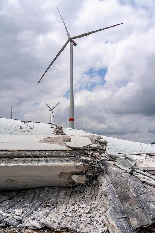 Demolished tower of a 20 year old wind turbine, in the Werl wind farm, 5 old Enercon E-66 turbines are demolished, 2 new Siemens SG6.6-170 wind turbines replace them, the 2 new wind turbines produce twice as much energy, 12 MW power, as the 5 old wind turbines, called repowering, demolition work, Werl, North Rhine-Westphalia, Germany, Europe