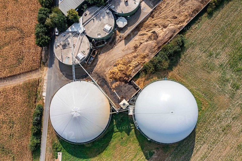 Biogas plant, gas storage, with dome, fermenter tanks for the fermentation process, use of solid manure as energy source, on a farm near Lippling, close to Delbrück in East Westphalia, in the district of Paderborn, 1.5 megawatts of electrical power, production of district heating for homes in the region, North Rhine-Westphalia, Germany, Europe