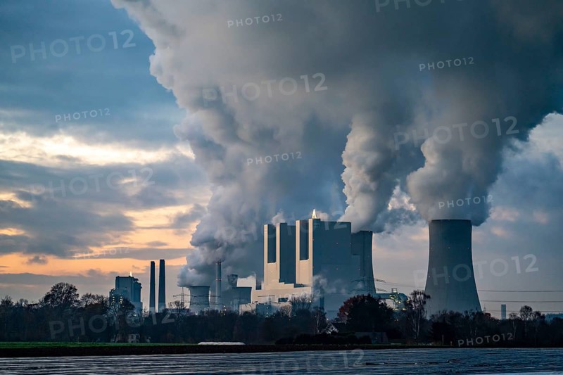 Neurath lignite-fired power plant, near Grevenbroich, power plant units F and G, A-E, thick water vapour cloud from the cooling towers in winter, near Grevenbroich, running until 2024 to secure energy supply, North Rhine-Westphalia, Germany, Europe