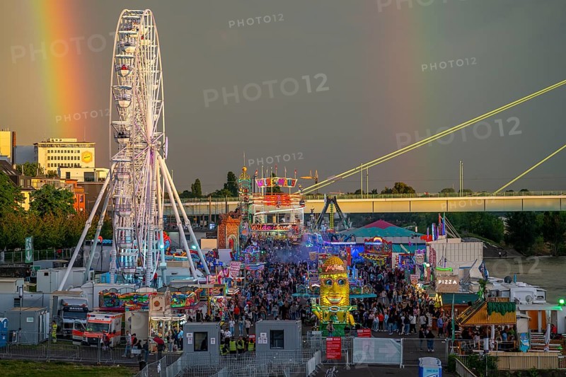 Happy Colonia funfair, Corona-compliant funfair at the Deutzer Werft, on the Rhine, Ferris wheel, Severinsbrücke, Rhine, rainbow, a temporary amusement park of the Cologne Showmen's Association, under Corona conditions, with entrance fee and admission only with the 3-G conditions, distances, one-way street, Cologne, North Rhine-Westphalia, Germany, Europe