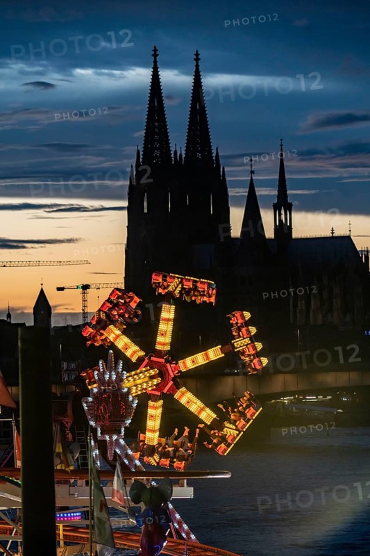 Happy Colonia funfair, Corona-compliant funfair at the Deutzer Werft, on the Rhine, Cologne Cathedral, a temporary amusement park of the Cologne Showmen's Association, under Corona conditions, with admission fee and admission only with the 3-G conditions, distances, one-way street, Cologne, North Rhine-Westphalia, Germany, Europe