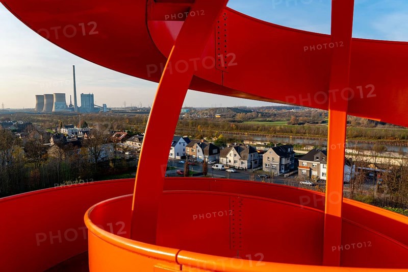 Sculpture Haldenzeichen, observation tower, Halde Franz, part of the Lippepark in Hamm, 5 slag heaps were connected to form a kind of leisure landscape area, view of the Werne-Stockum power station, gas-fired power station, part of the capacity reserve, Hamm, North Rhine-Westphalia, Germany, Europe