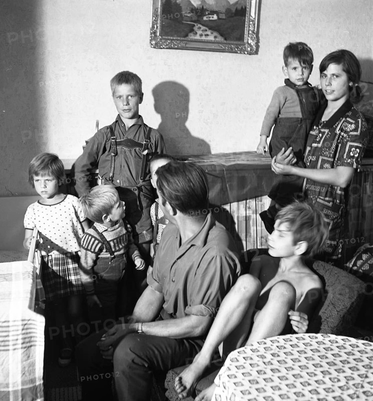 DEU, Germany, Dortmund: Personalities from politics, business and culture from the 1950s in Hanover. These emergency flats with their residents, the poor, homeless, the child-rich, single parents from the years 1955-6 later became homeless shelters, Europe