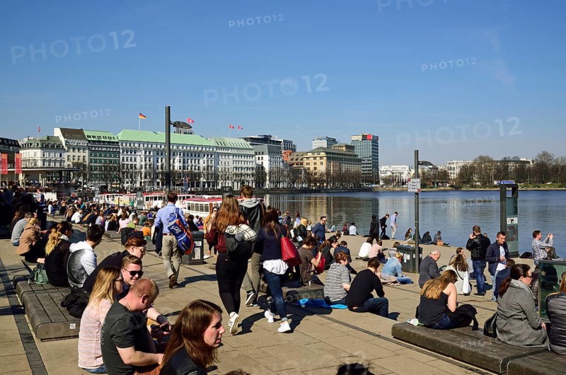 Europe, Germany, Hamburg, City, Inner Alster Lake, Lunch break on the Alster terrace, Jetty, Hamburg, Hamburg, Federal Republic of Germany, Europe