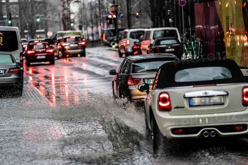 Winter, rainy weather, freezing rain, large puddle, puddle of water, in the city centre, Große Gallusstraße, vehicles driving through, spraying water fountains, Frankfurt am Main, Hesse, Germany, Europe