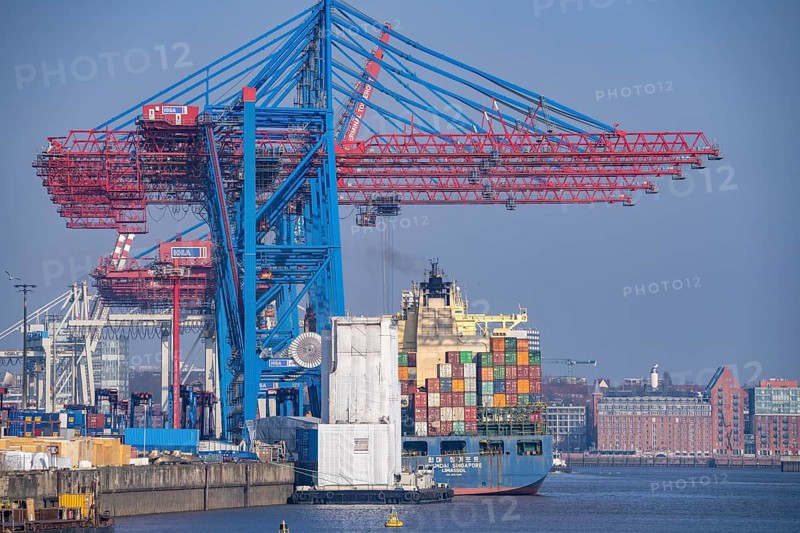 HHLA Container-Terminal Tollerort, container ship Hyundai Singapore during loading and unloading, Hamburg, Germany, Europe