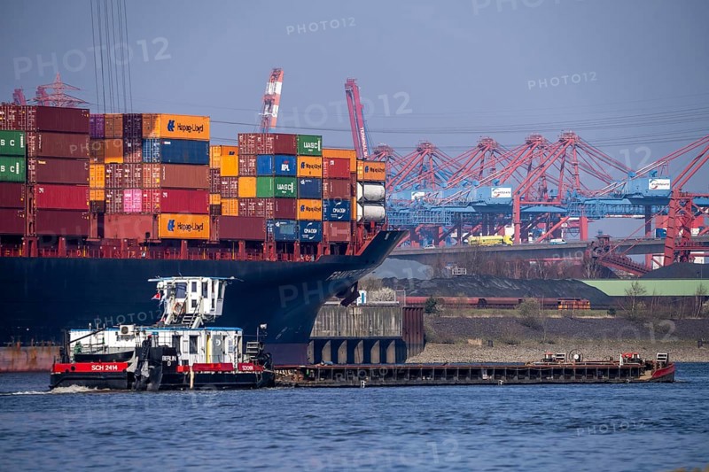 Container-Terminal-Altenwerder, Hapag-Lloyd container ship Frankfurt Express during loading and unloading, barge, barge, in the background cranes of Eurogate Container Terminal in Waltershofer Hafen, Hamburg, Germany, Europe