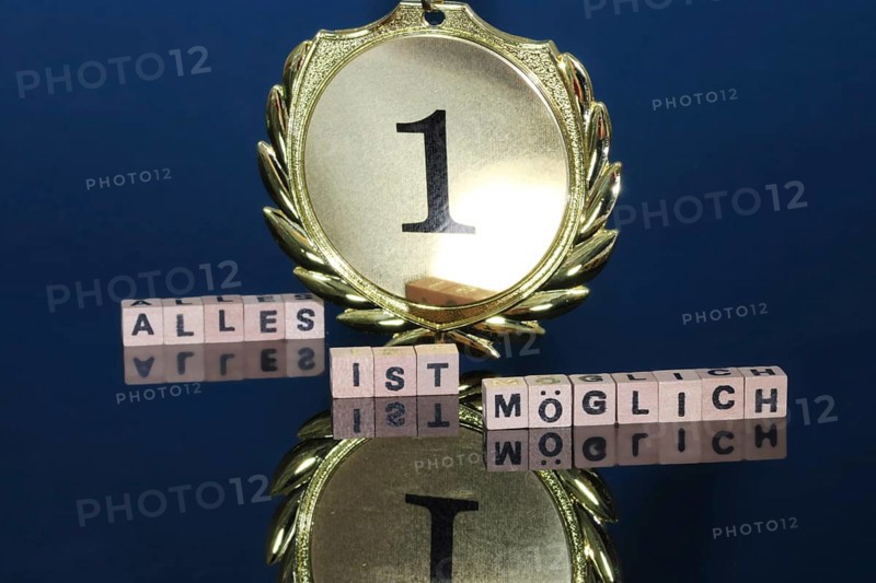 Symbolic image: Close-up of a (gold) medal with the text EVERYTHING IS POSSIBLE
