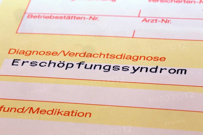 Symbolic image: Diagnosis of fatigue syndrome on a doctor's referral. Exhaustion syndrome often occurs after coronavirus infections, but is also one of the side effects of a coronavirus vaccination