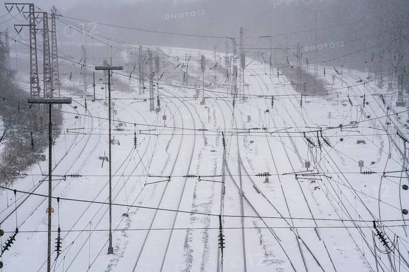 Onset of winter with lots of fresh snow and temperatures below -5 degrees during the day, railway line between Essen and Bochum, except for a few regional connections, all trains cancelled at times, snow-covered railway facilities, near Essen, North Rhine-Westphalia, Germany, Europe