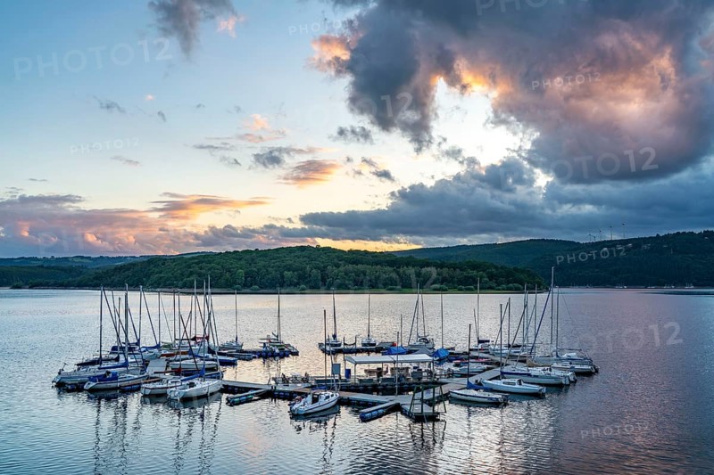 Lake Rursee, reservoir in the Eifel National Park, north-east bank near Heimbach, near the Rur dam Schwammenauel, sailing boats on the floating jetty, North Rhine-Westphalia, Germany, Europe