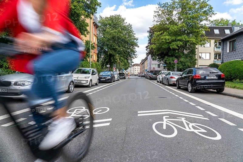Bicycle road, cyclists have priority over car traffic, new cycle routes through Essen, here in the Rüttenscheid district, Kahrstrasse, part of the requirements of the clean air plan, against driving bans, Essen, North Rhine-Westphalia, Germany, Europe