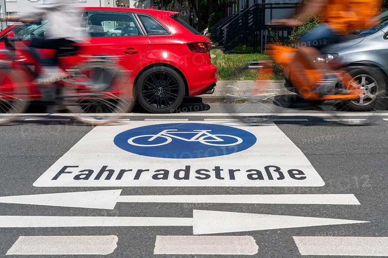 Bicycle road, cyclists have priority over car traffic, new cycle routes through Essen, here in the Rüttenscheid district, Kahrstrasse, part of the requirements of the clean air plan, against driving bans, Essen, North Rhine-Westphalia, Germany, Europe