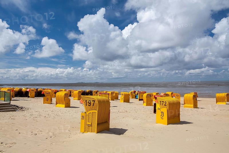 Beach with beach chairs on the Wadden Sea in the district of Duhnen, North Sea spa town of Cuxhaven, North Sea coast, Elbe, Elbe estuary, Lower Saxony, Germany, Europe