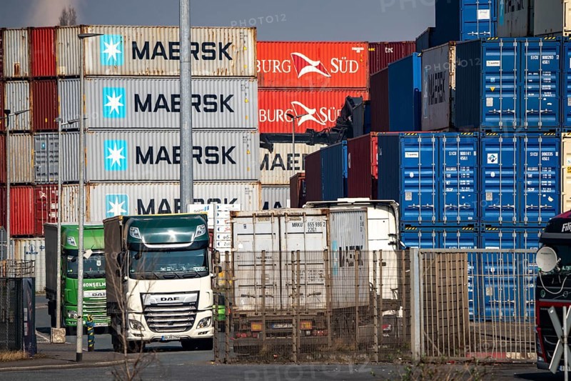 Port of Duisburg Ruhrort, DeCeTe, Duisburger Container-Terminal, container loading, loading and unloading, Duisport, Duisburger Hafen AG, Duisburg, North Rhine-Westphalia, Germany, Europe