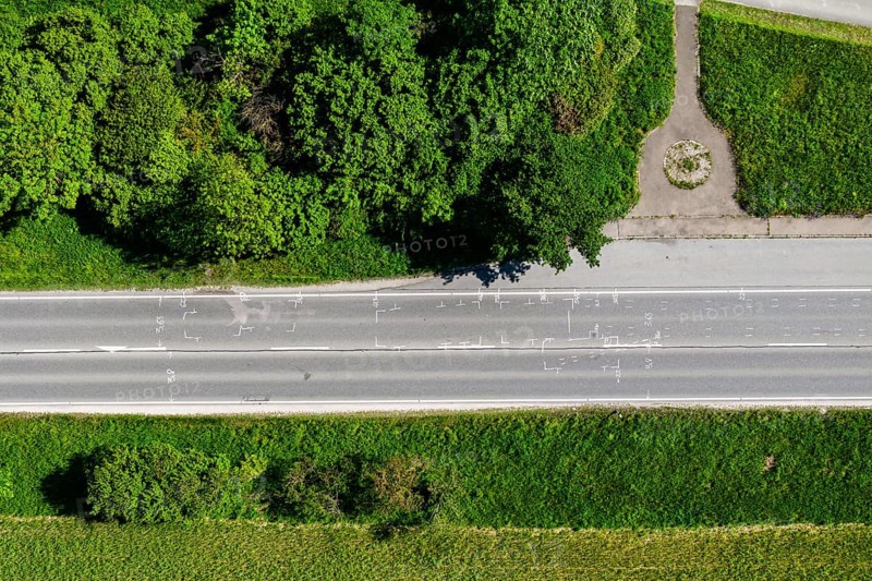 Drone photo of an accident scene. Traces of an accident on the B28 motorway near Dettingen an der Erms. An accident involving five vehicles resulted in several minor injuries and property damage of around 65, 000 euros. Dettingen an der Erms, Baden-Württemberg, Germany, Europe