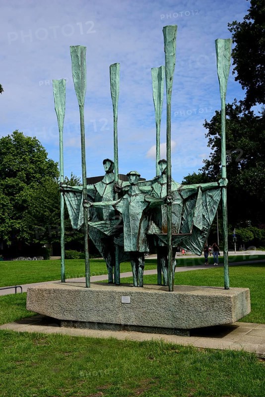 Europe, Germany, Hanseatic City of Hamburg, Ottensen district, Altonaer Balkon, bronze sculpture by Gerhard Brandes The three fishermen from 1968, Europe