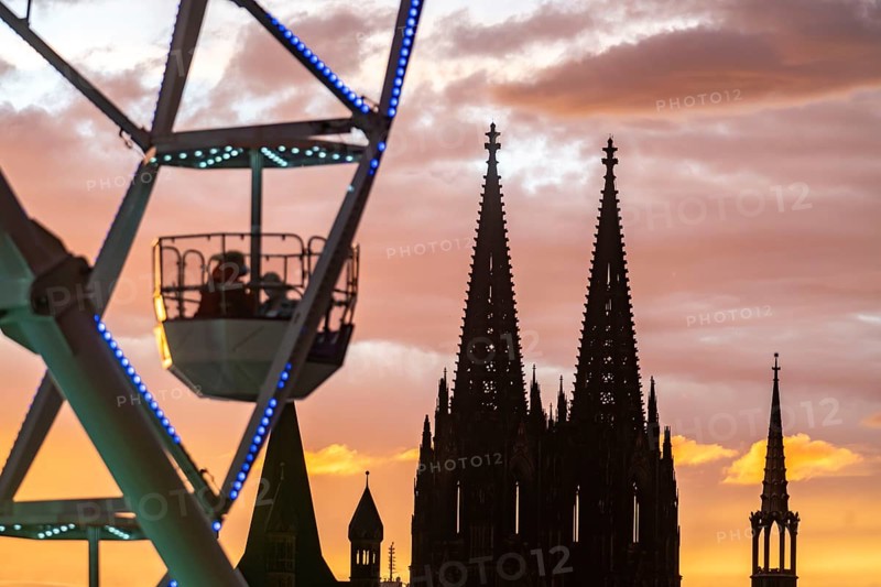 Happy Colonia funfair, Corona-compliant funfair at the Deutzer Werft, on the Rhine, Cologne Cathedral, Abendrot, Ferris wheel, a temporary amusement park of the Cologne Showmen's Association, under Corona conditions, with entrance fee and admission only with the 3-G conditions, distances, one-way street, Cologne, North Rhine-Westphalia, Germany, Europe