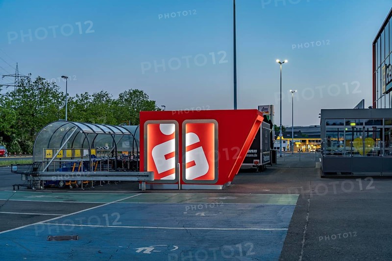 New ATM on the site of a shopping centre in Mülheim-Dümpten, free-standing, should be blast-proof, i.e. withstand blasting attempts by criminals, weighs 22 tonnes and is made of reinforced concrete, in March 2020 an ATM was blown up here, with a lot of accompanying damage, three blast-proof ATMs of the Sparkasse are to be built in MH, North Rhine-Westphalia, Germany, Europe