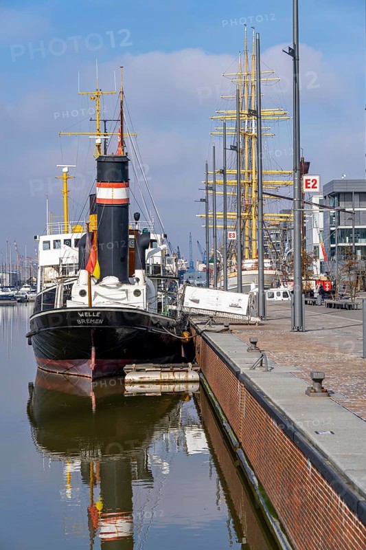 New harbour, harbour basin, harbour district, residential buildings, office buildings, marina and museum ships, part of the Harbour Worlds, in Bremerhaven, Bremen, Germany, Europe