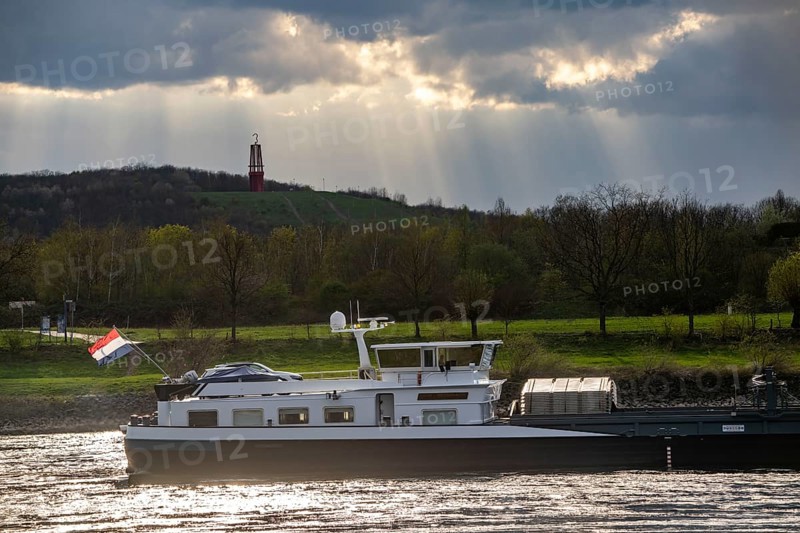 Cargo ship on the Rhine near Duisburg-Beeckerwerth, Rheinpreussen spoil tip in Mörs, spoil tip sign Das Geleucht, Duisburg, North Rhine-Westphalia, Germany, Europe