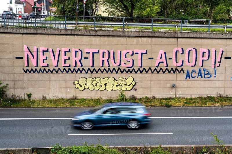 Graffiti, mural on the A40 motorway, Mülheim-Styrum junction, Never trust a cop, criticism of the police, verbal violence against police officers, Mülheim an der Ruhr, North Rhine-Westphalia, Germany, Europe