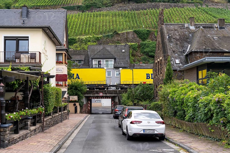 Upper Middle Rhine Valley, railway line on the right bank of the Rhine, goods train line, up to 400 freight trains run here within 24 hours, on both sides, through the Rhine Valley, directly through villages and close to buildings, Assmannshausen, Hesse, Germany, Europe